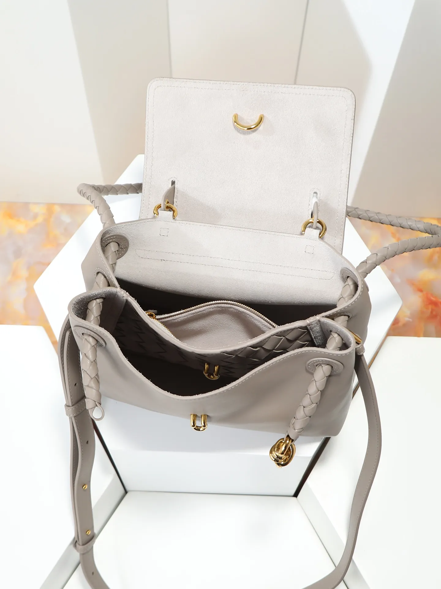 1150. Bottega Veneta's latest Ciao Ciao bag is a two-way flap handbag in silky cowhide, decorated with signature twist details, hidden hook closure, the flap can be fastened to the front, or connected to the INTRECCIATO woven internal pocket, with an adjustable and removable crossbody strap, an internal compartment, and a zippered pocket. The surprise flap has various shapes. Style 1 - Cover the bag surface, exposing the knot and knot decoration. Style 2 - Place the flap inside the bag. A buckle is also designed. Style 3 - The U-shaped position of the top handle in the hand bag. Style No.: 835835 Size: 26*19*10.5cm